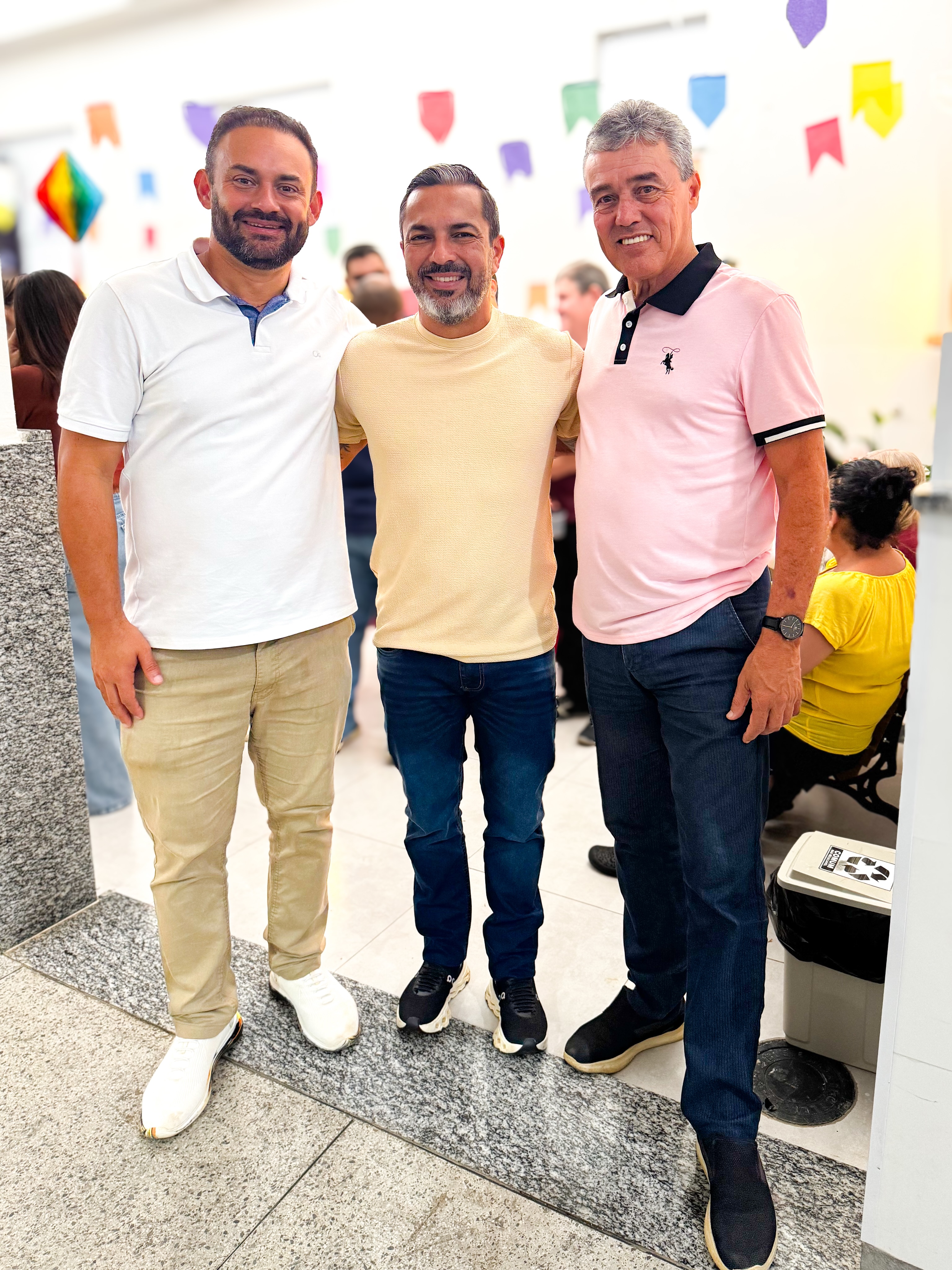PREFEITO EDILSON ENTREGA APARELHO DE RX AO HOSPITAL DE PINHEIROS